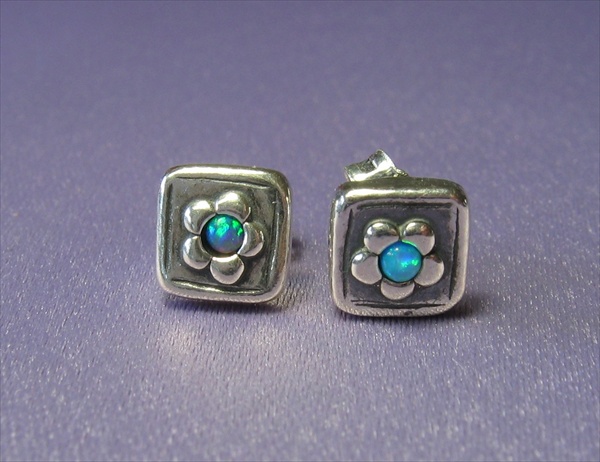 Visit Square studs with flower and opals