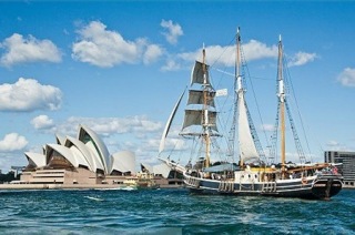 Visit Sydney Harbour: Cruise with Open Bar and Meal